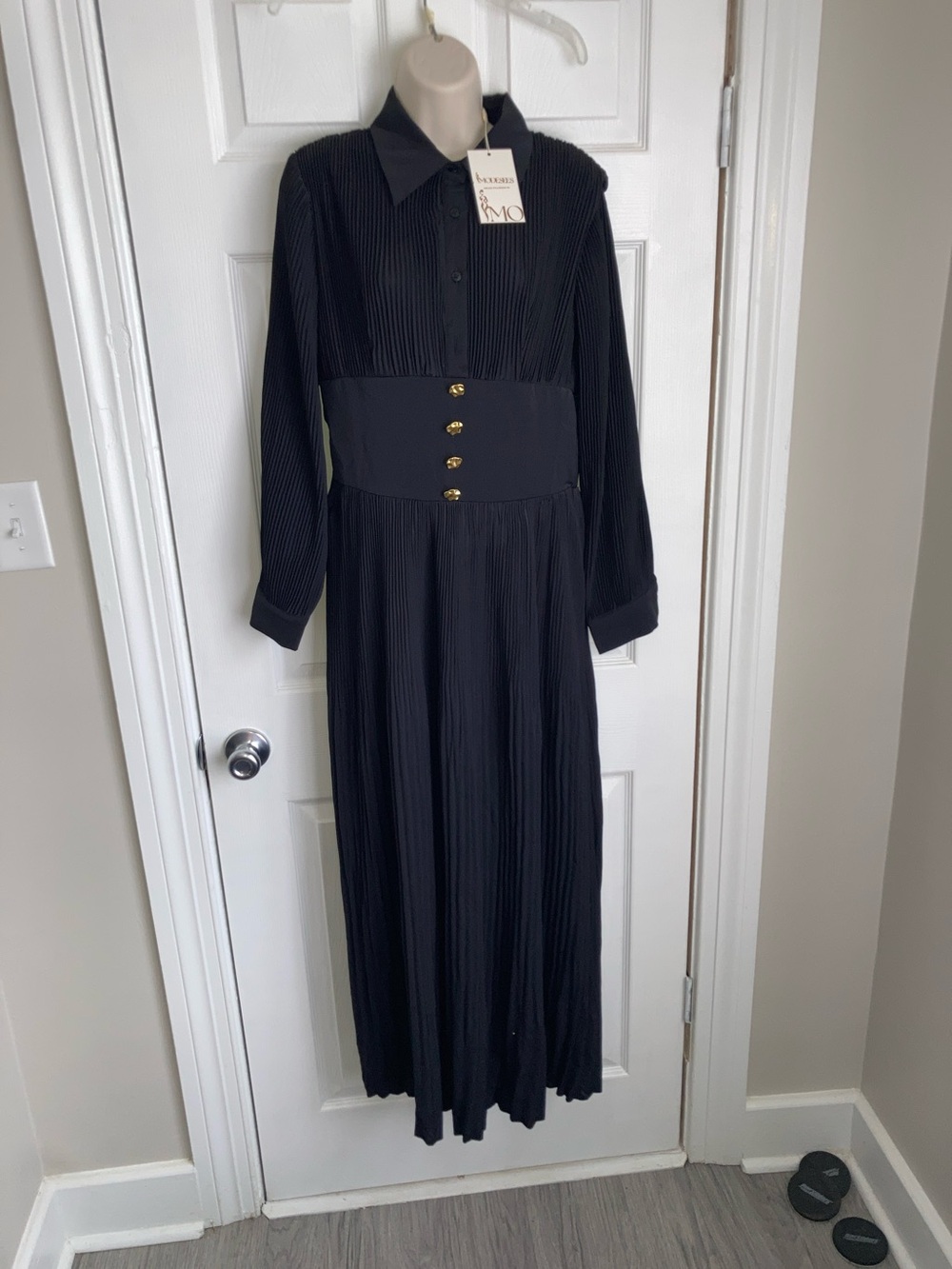 MODESEES Black Long-Sleeve Pleated Maxi Dress with Gold Button Waist Size Medium - Picture 2 of 10